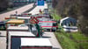Einsatzfahrzeuge und Rettungshubschrauber stehen auf der A9 an der Unfallstelle. Bei einem Unfall mit einem Reisebus auf der A9 bei Leipzig ist mindestens ein Mensch ums Leben gekommen. Zudem hat es nach Polizeiangaben am Mittwoch mehrere Verletzte gegeben.