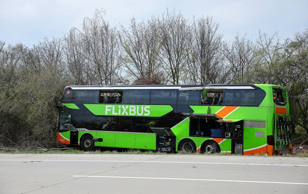 Blick auf den verunglückten Bus an der Unfallstelle auf der A9.