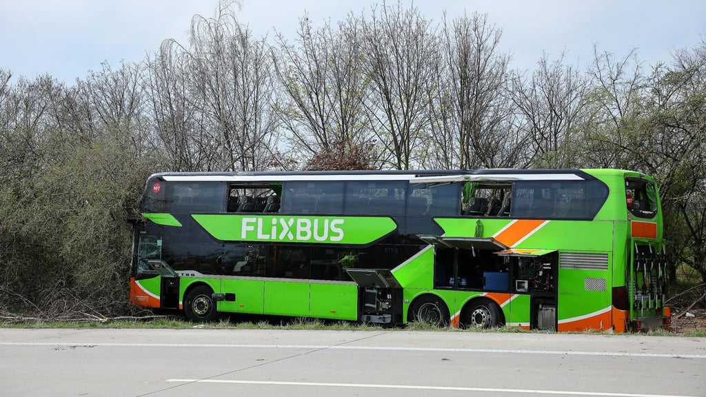 Blick auf den verunglückten Bus an der Unfallstelle auf der A9.