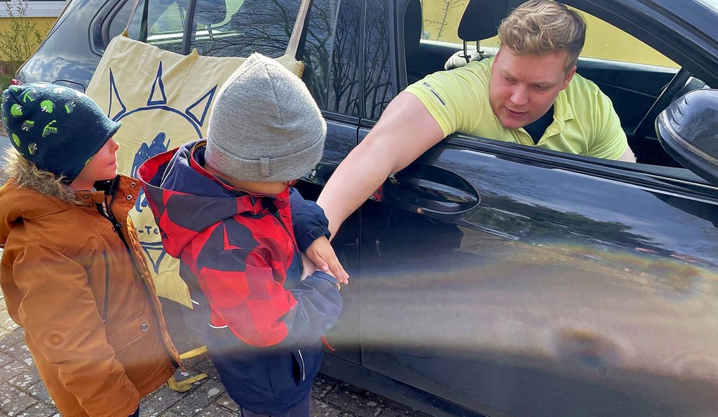 Die Kinder geben dem Fremden keine Chance und schlagen seine Hand aus.