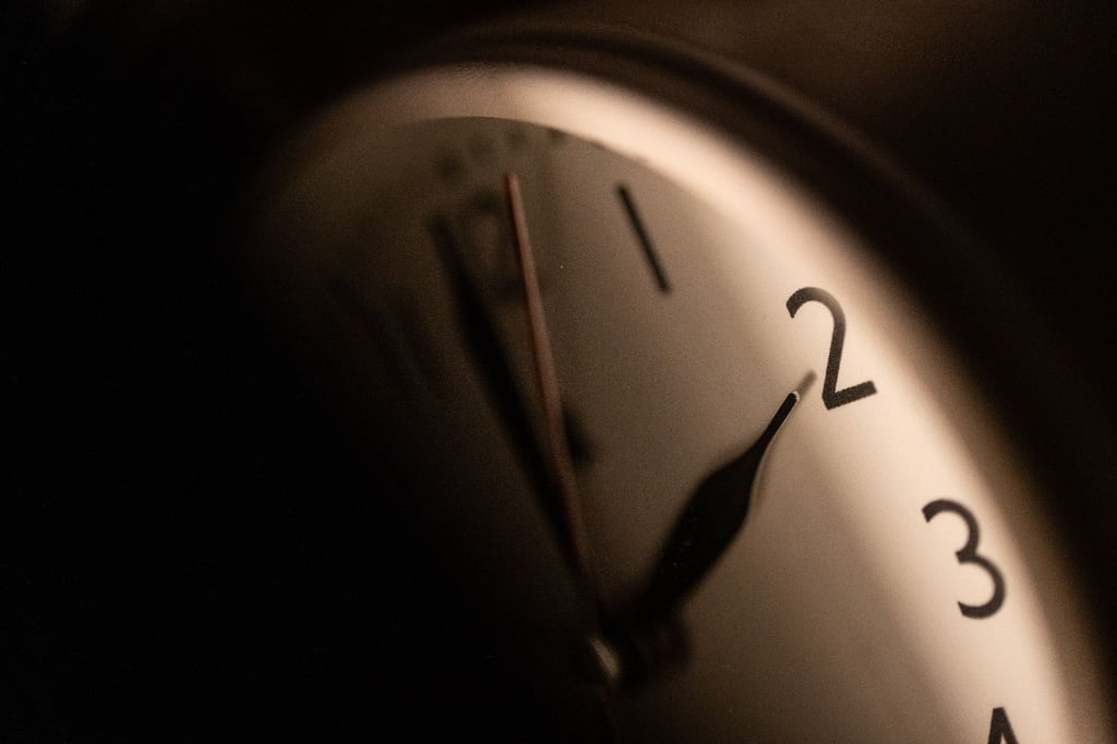In der Nacht vom 30. auf den 31. März werden die Uhren von 2 Uhr auf 3 Uhr nach vorne gedreht. Abends bleibt es dann länger hell.