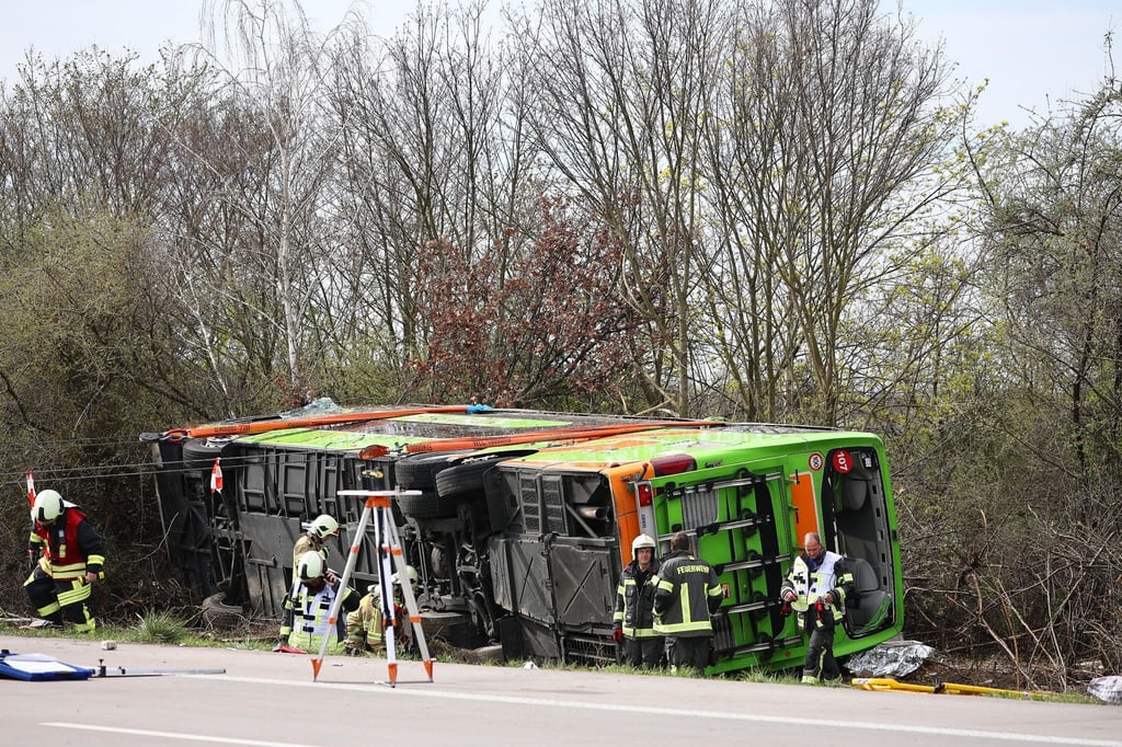Ein Reisebus liegt zur Seite gekippt an der Unfallstelle auf der A9.