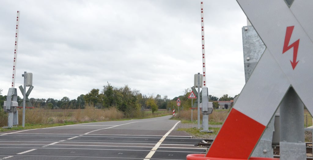 Zumindest der Bahnübergang auf dem Bundesfeldweg ist kreisstraßengerecht ausgebaut. Ein grundsätzlicher Ausbau ist nun aber gestrichen worden. .