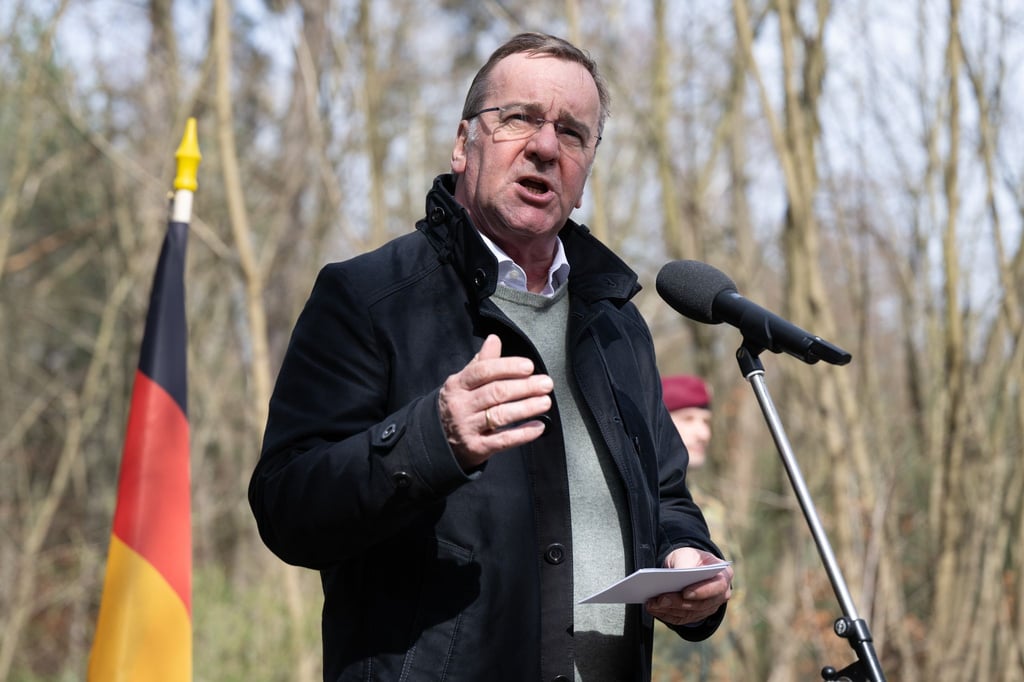 Boris Pistorius (SPD), Bundesverteidigungsminister, spricht während einer Pressekonferenz auf dem Gelände eines geplanten Bundeswehrstandorts.