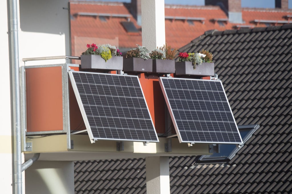 Solarmodule für ein sogenanntes Balkonkraftwerk hängen an einem Balkon (Symbolbild).