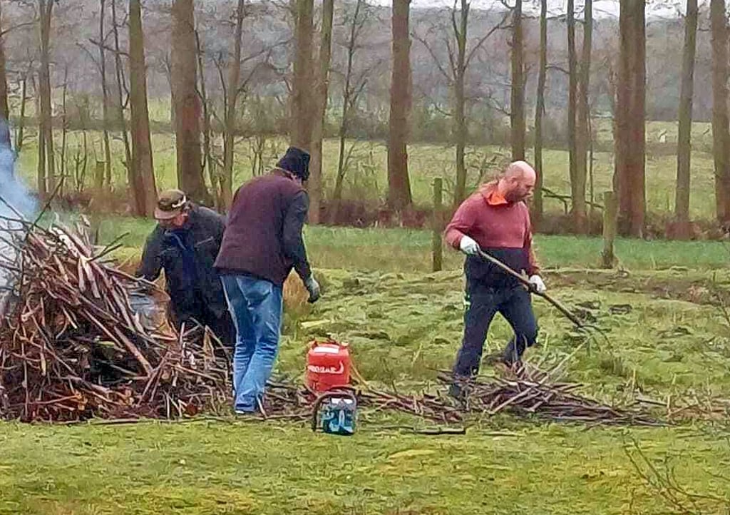 Bei dem Arbeitseinsatz der Salzwedeler Angler ist das Totholz beseitigt und zum Teil auch gleich verbrannt worden.