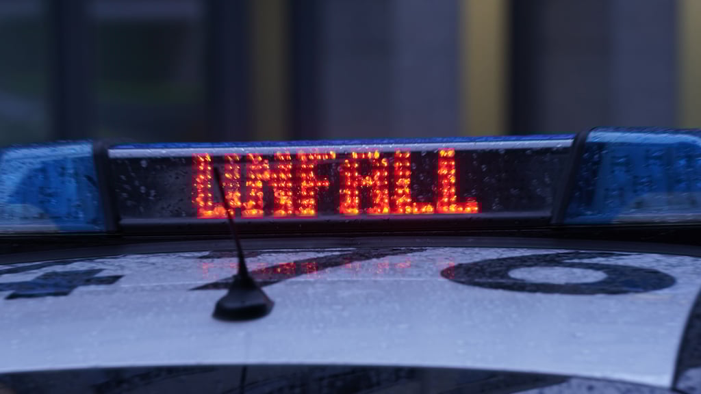 Nach einem Unfall auf der Paracelsusstraße in Halle hat sich ein Stau gebildet.