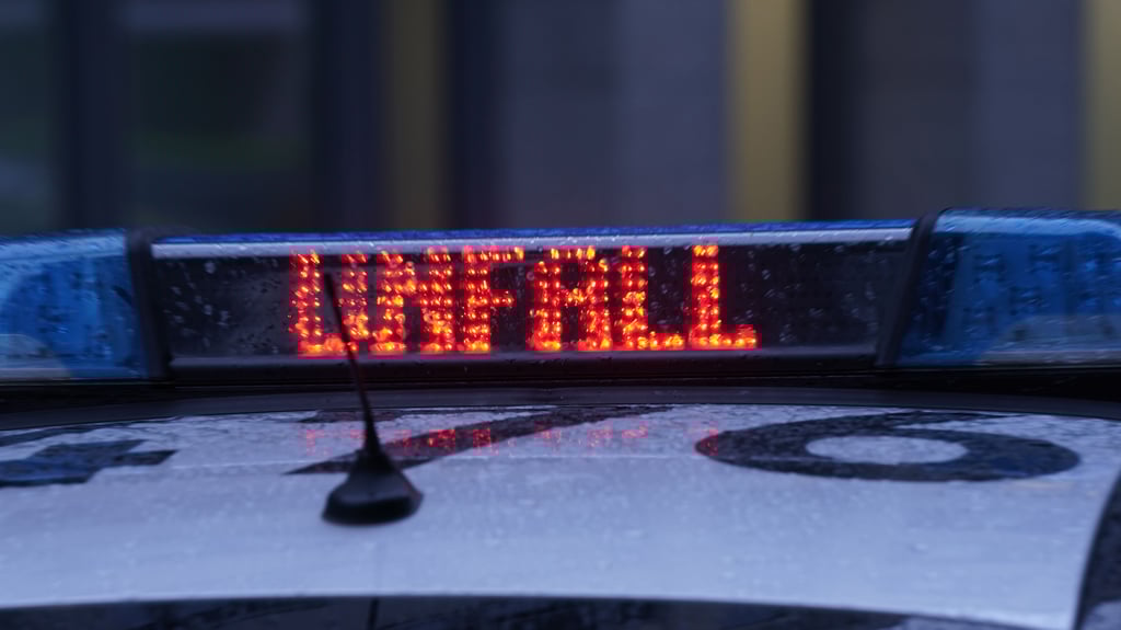 Nach einem Unfall auf der Paracelsusstraße in Halle hat sich ein Stau gebildet. 