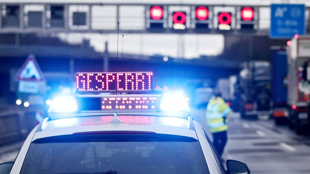 Nach einem Unfall war die A9 bei Weißenfels zwischen der Raststätte Pörstental-Ost und Kreuz Rippachtal in Fahrtrichtung Halle gesperrt.