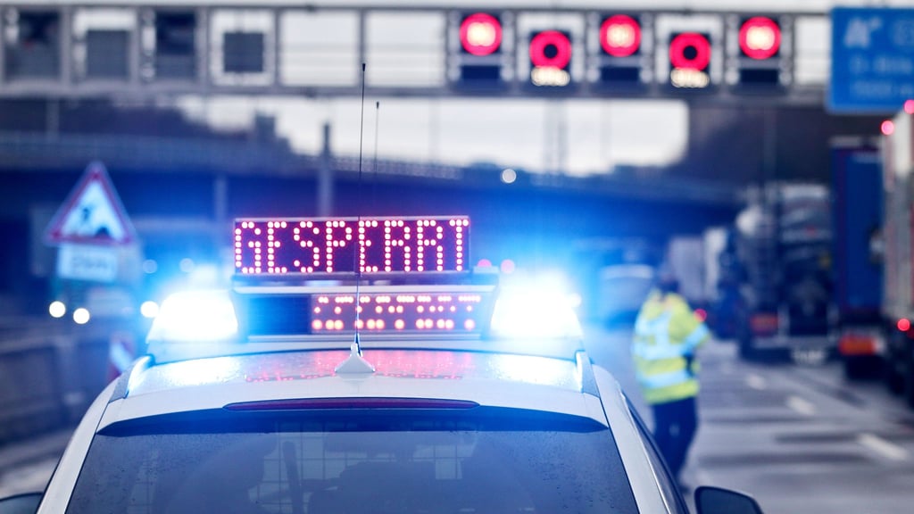 Nach einem Unfall war die A9 bei Weißenfels zwischen der Raststätte Pörstental-Ost und Kreuz Rippachtal in Fahrtrichtung Halle gesperrt.