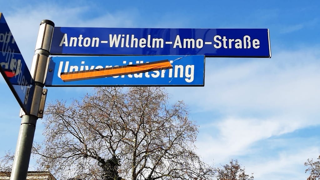 Die Stadtverwaltung hat am Universitätsring das neue Straßenschild "Anton-Wilhelm-Amo-Straße " angebracht.