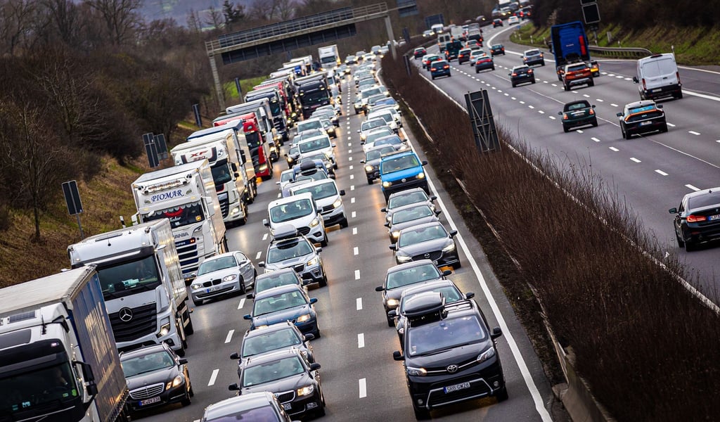 Der Verkehr stockt am Nachmittag auf der A2 in Fahrtrichtung Hannover.
