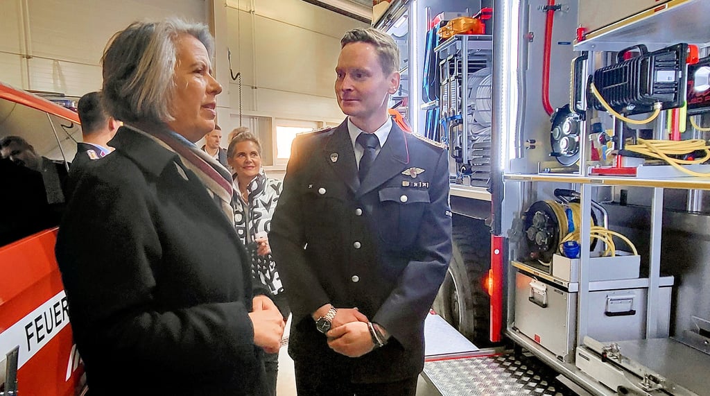 Landesinnenministerin Tamara Zieschang  bei der Fahrzeugübergabe im Gerätehaus Hohenmölsen im Gespräch mit Ortswehrleiter Tino Reiher 