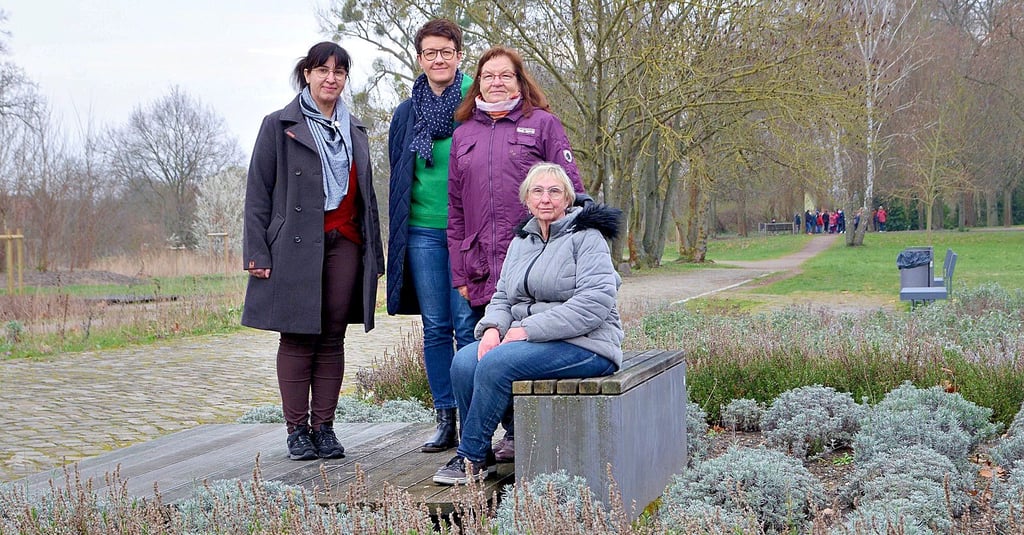 Für dies Beet suchen Michaela Kuntzsch (v. l.) von der Stadt und Romy Gille, Vorsitzende BürgerparkMacher, Paten, hier mit Gudrun Gerecke und Gudrun Morwinski .
