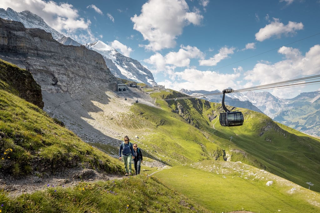Der neue Themenwanderweg „Eiger Walk of Fame“ führt von der Eigergletscher-Station durch die ikonische Berglandschaft.