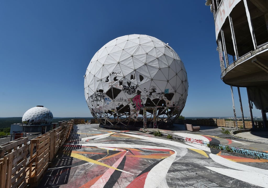 Street-Art auf den Teufelsberg: Bis zum 14. April gibt es Sonderveranstaltungen zu nicht so viel besuchten Berliner Orten - hier ein alter Lauschposten auf dem „Teufelsberg“.