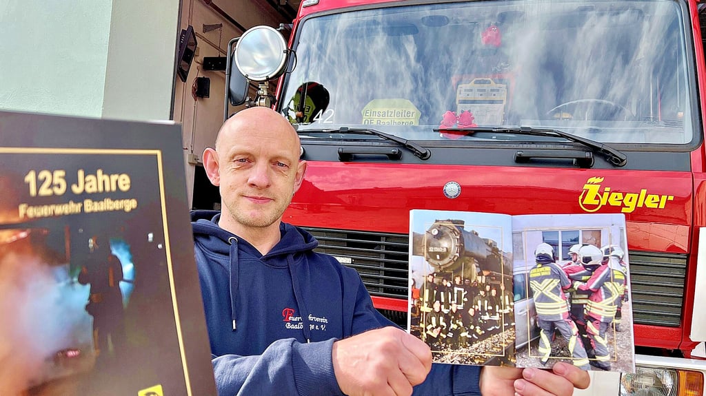 Jens Conrad präsentiert die neue Festschrift anlässlich des 125-jährigen Bestehens der Freiwilligen Feuerwehr Baalberge. Beim Osterfeuer im Ort ist sie heute Abend erstmals erhältlich.