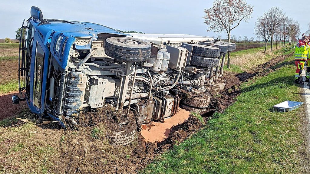 Ein Verkehrsunfall ereignete sich am Mittwoch um 13.20 Uhr auf der L24. Der Lkw war von der Straße abgekommen und umgekippt.