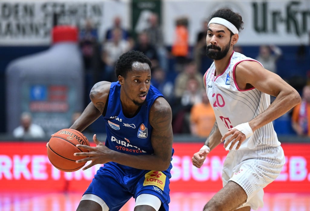 Der damalige Weißenfelser Kris Clyburn (l) und Bonns Jeremy Morgan kämpfen um den Ball.