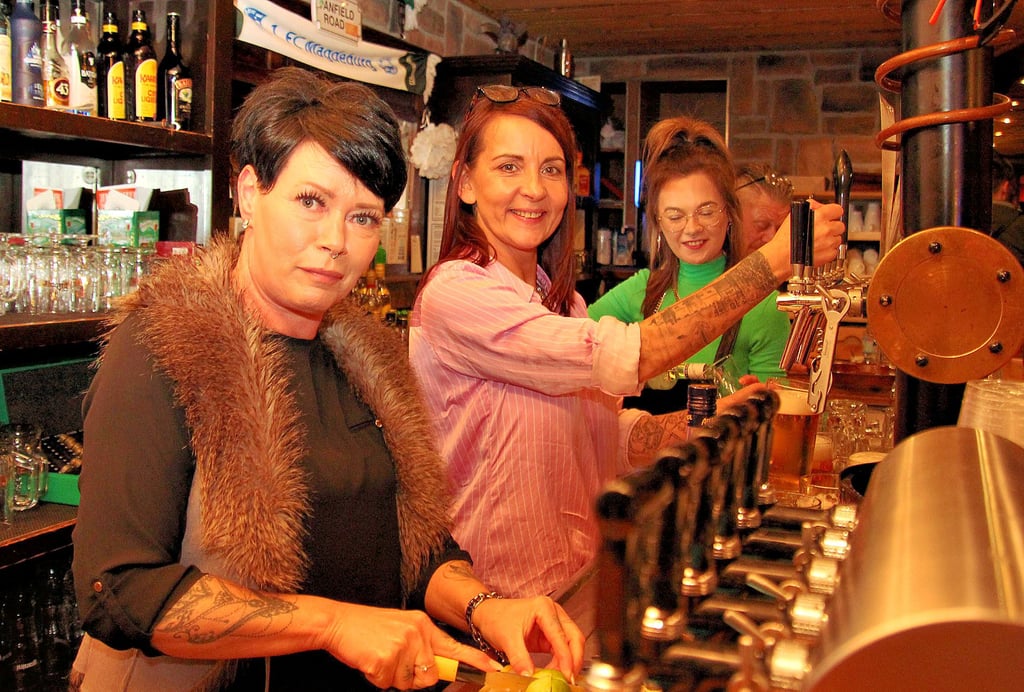 Im „Sägewerk“ stehen Doreen Richter (links), Chefin Carina John und Patricia Kähler am Zapfhahn.