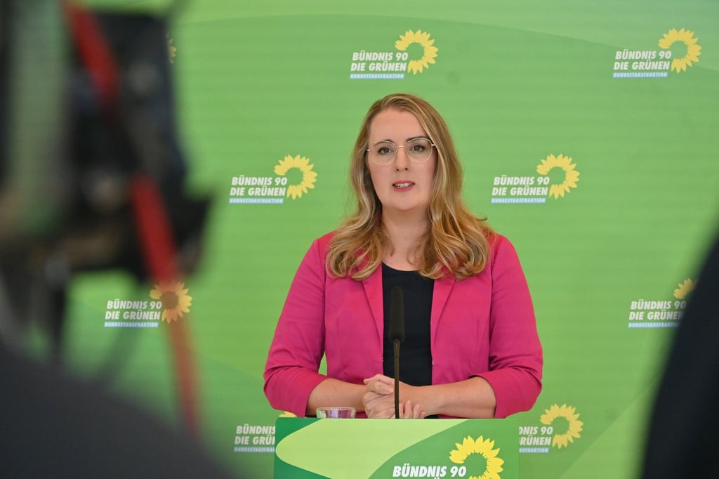 Katharina Dröge sagt, wichtige Rahmenbedingungen für den Wirtschaftsstandort Deutschland habe man über Jahrzehnte schleifen lassen.