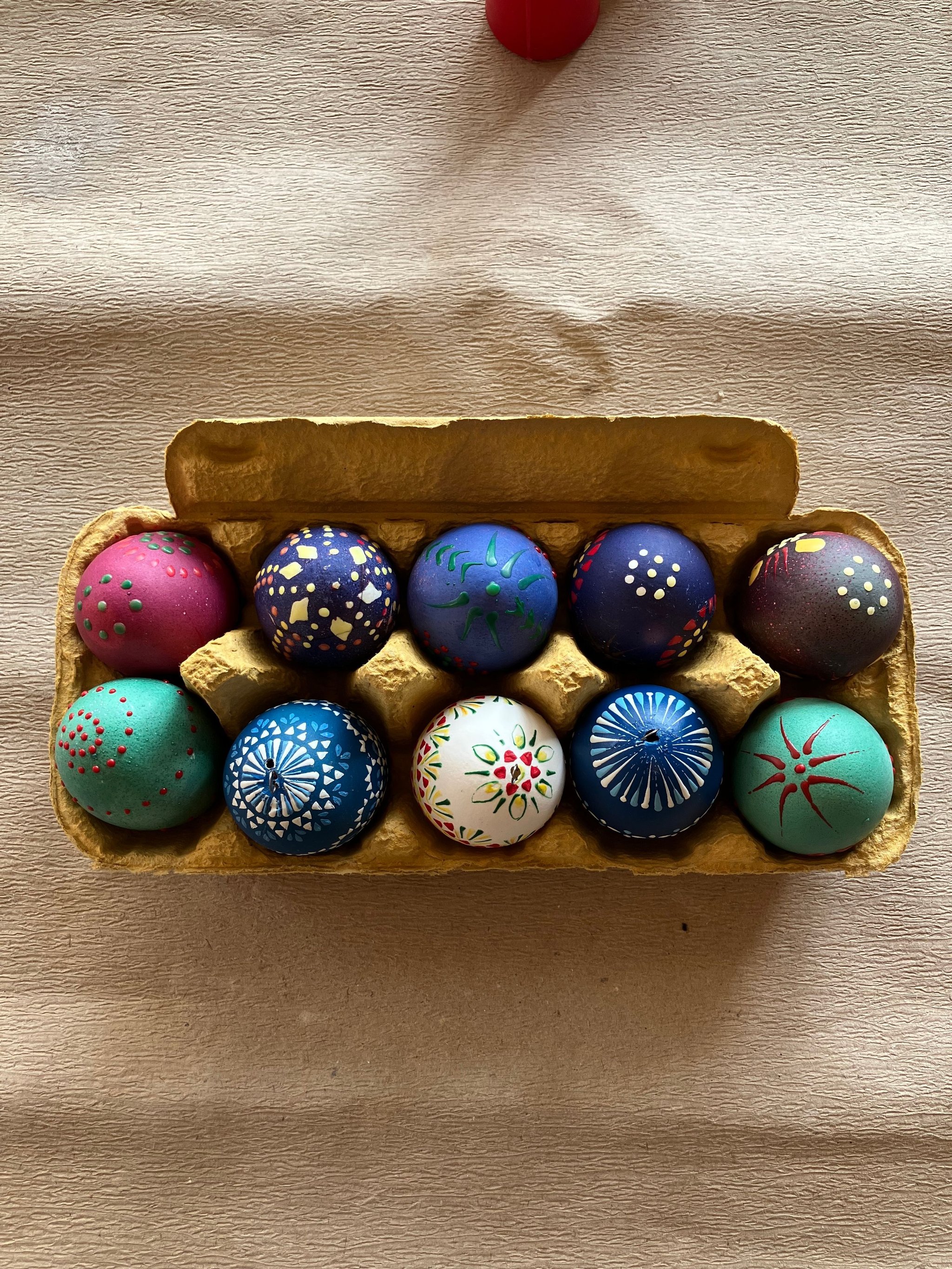 Ostereier bemalen: Bunte Punkte auf dem Hühnerei: So geht's!