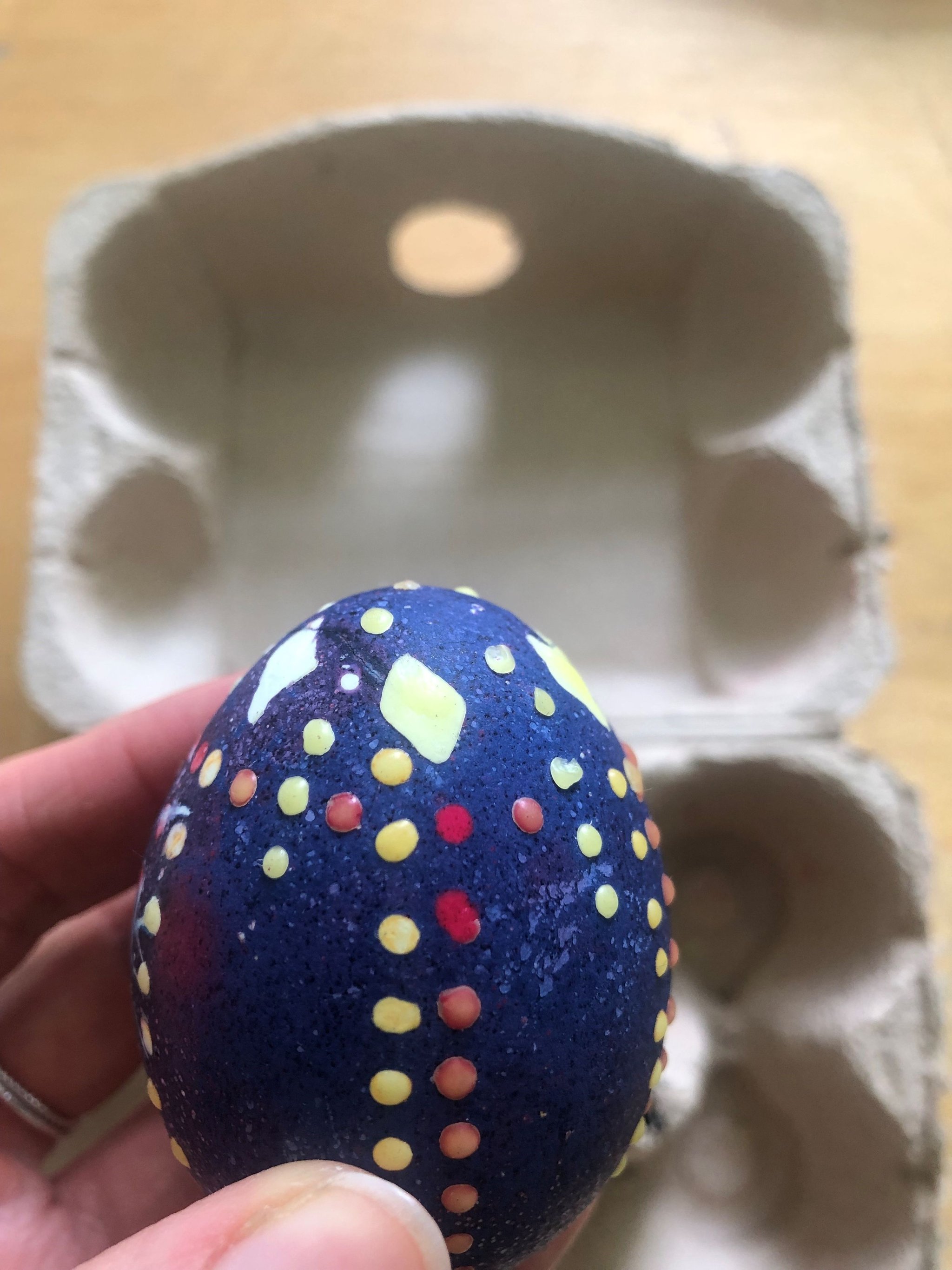 Ostereier bemalen: Bunte Punkte auf dem Hühnerei: So geht's!