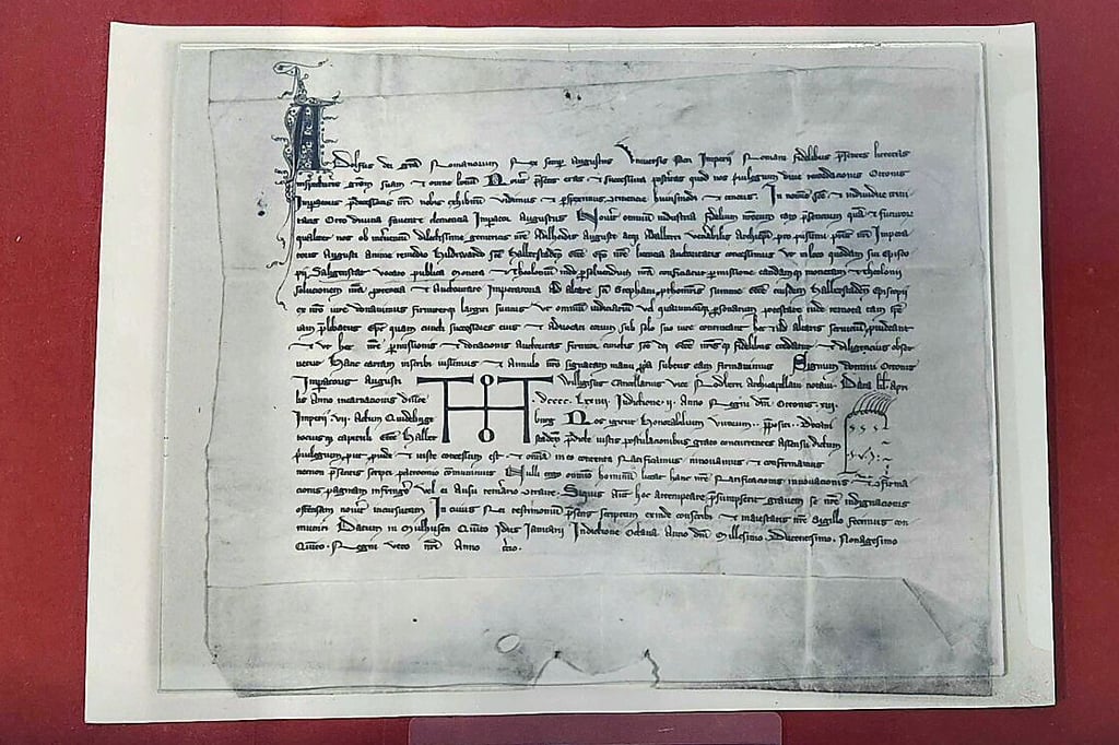 Eine Kopie von der beglaubigten Abschrift der Urkunde von Kaiser Otto II. liegt in einer Vitrine im Osterwiecker Heimatmuseums aus.