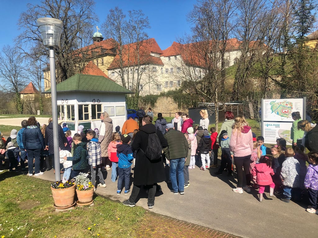 Mehr als 60 Kinder aus Zeitzer Kitas und Besucher aus Zeitz und Gera waren die ersten Besucher am Gründonnerstag.