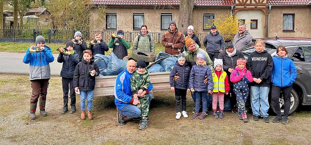 An der Müllsammelaktion, zu der die Weteritzer Jäger aufgerufen hatten, beteiligten sich auch viele Kinder.