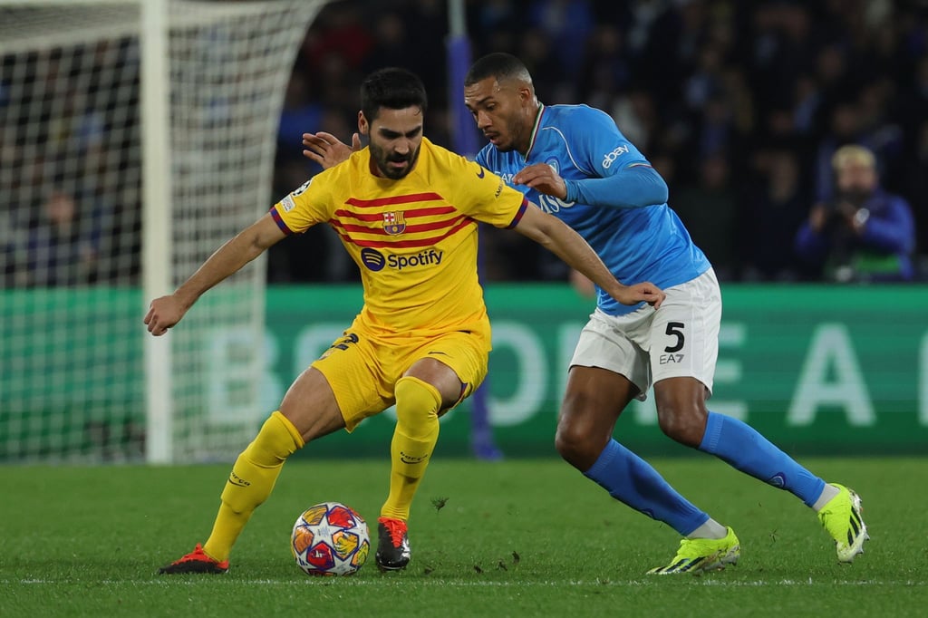 Juan Jesus (r) vom SSC Neapel im Zweikampf mit Barcelona-Kicker Ilkay Gündogan.