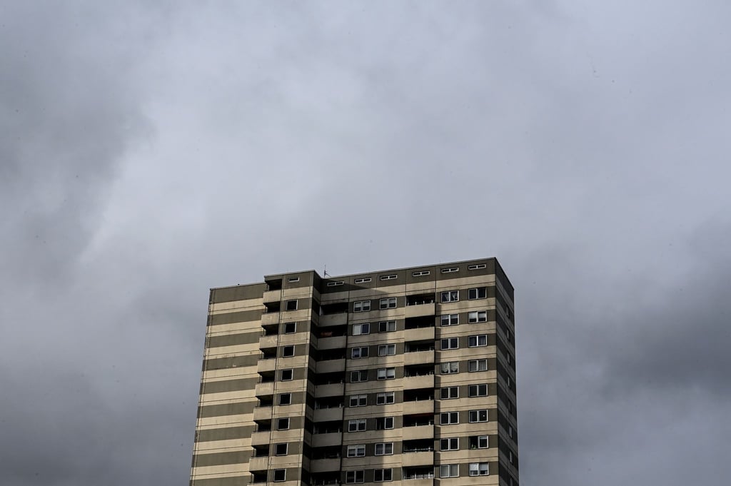 Hochhaus in der Gropiusstadt am U-Bahnhof Lipschitzallee.