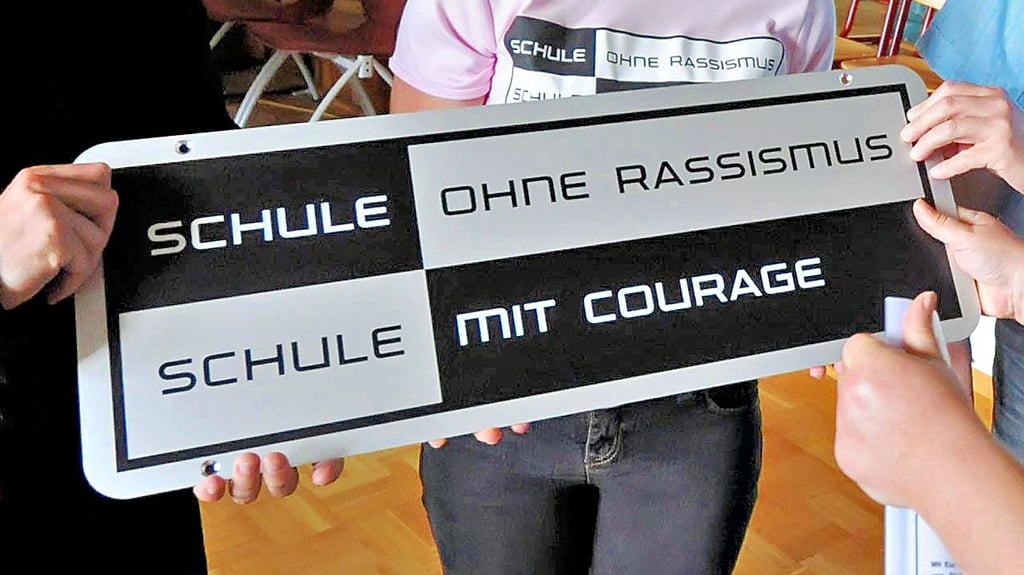 Mit diesem Schild signalisieren die Netzwerkschulen nach außen, dass sie Teil des Anti-Rassismus-Programms sind. Deutschlandweit engagieren sich derzeit mehr als 4.300 Schulen im Projekt.