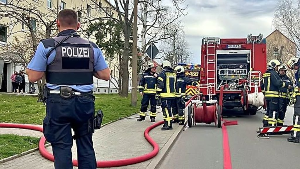 In der Ascherslebener Gagarinstraße waren Polizei, Feuerwehr und Rettungsdienst im Einsatz.