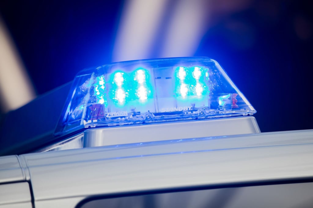 Ein Wagen mit Blaulicht für die Polizei.