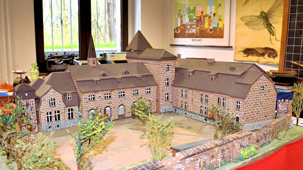 Im Schulmuseum der Zerbster Grundschule An der Stadtmauer findet sich ein Modell der Volksschule II, die 1913 eröffnet wurde.