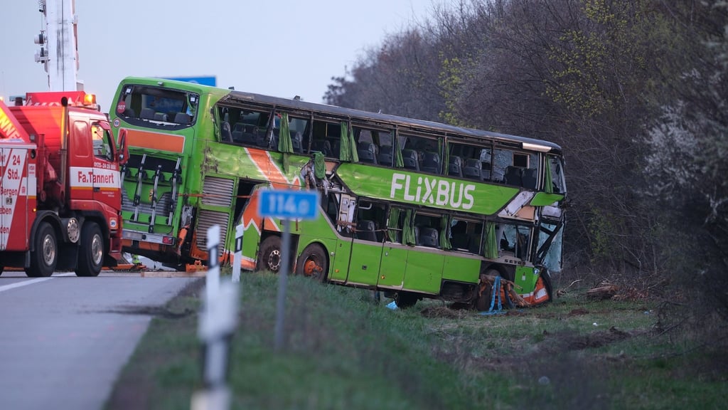 Ein Kran steht zur Bergung eines verunglückten Reisebusses an der Unfallstelle auf der A9 bereit.