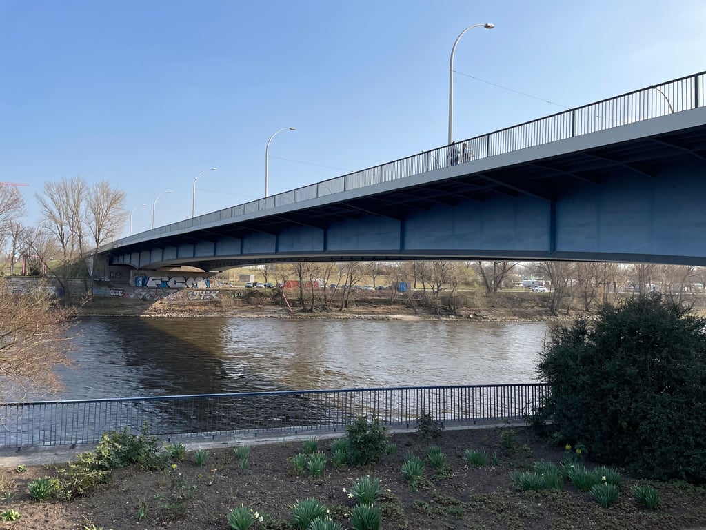 Die Neue Strombrücke in Magdeburg. Die Sanierung neigt sich dem Ende zu. Ab Gründonnerstag ist nun auch der südliche Geh- und Radweg wieder nutzbar, teilt die Stadt mit.