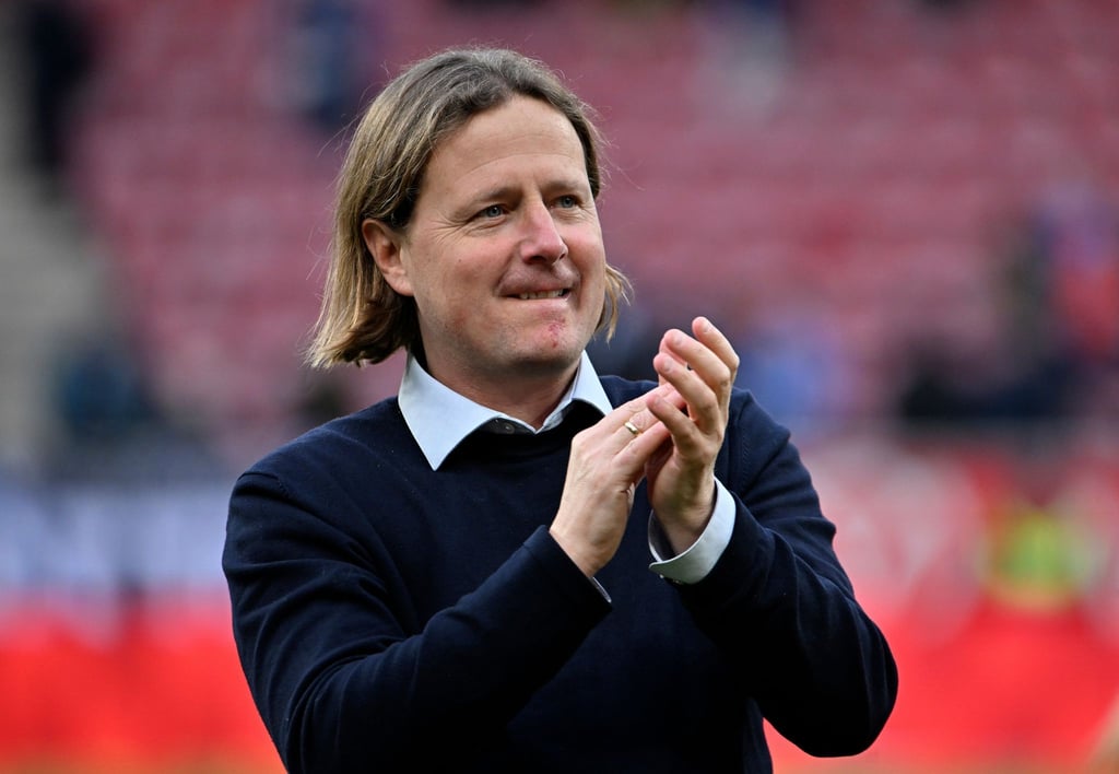 Der Mainzer Trainer Bo Henriksen applaudiert nach Spielende.