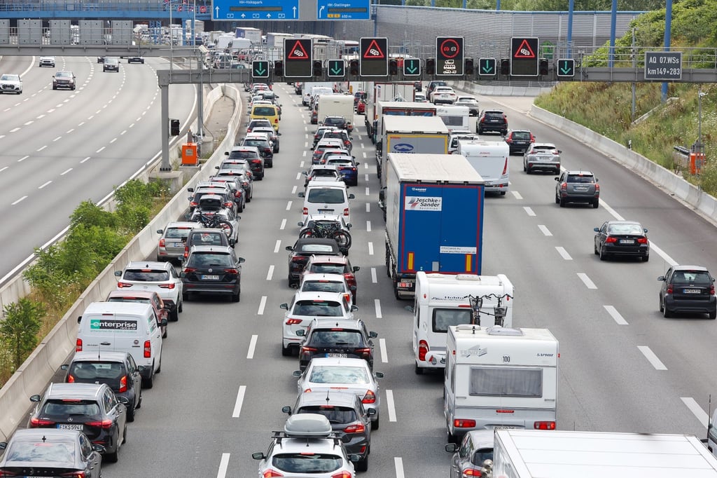 Stockender bis stauender Verkehr auf einer Autobahn.