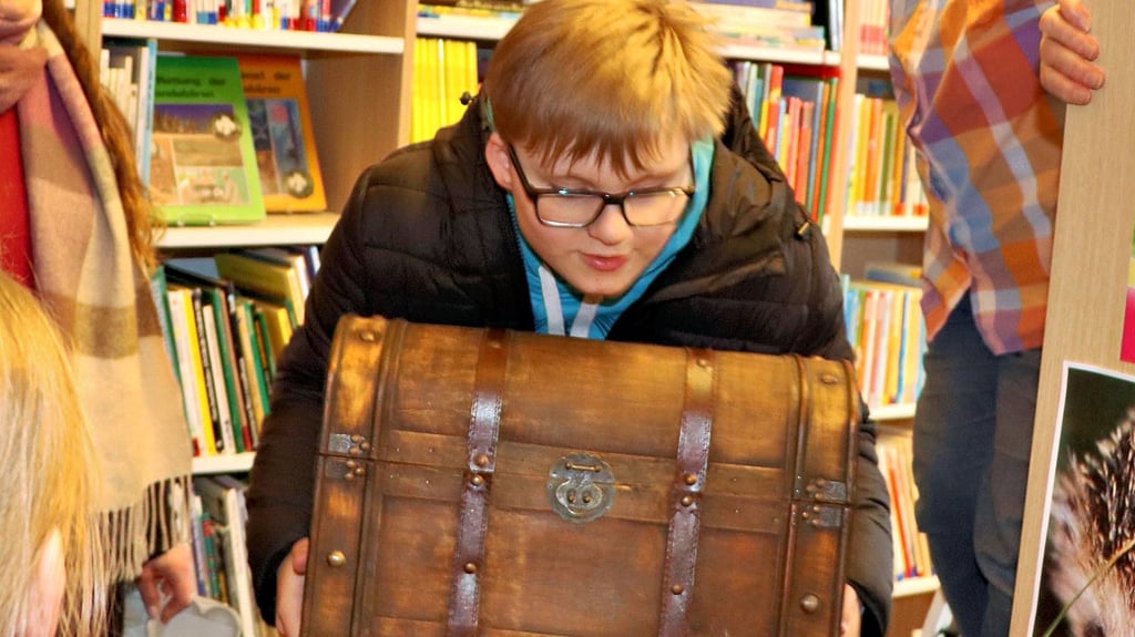 Ferienkind Susan hatte als erstes die Schatztruhe in der Bibliothek entdeckt und hatte gut daran zu tragen.