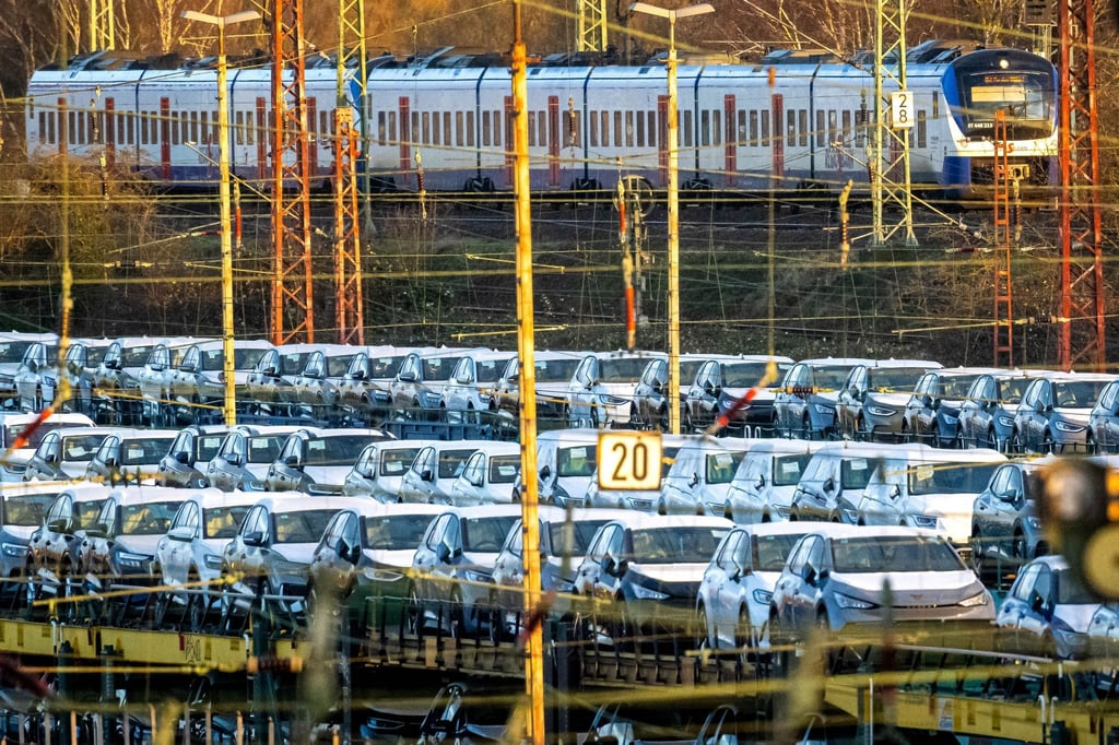 Autozüge stehen auf dem Rangierbahnhof im Bremer Stadtteil Gröpelingen.