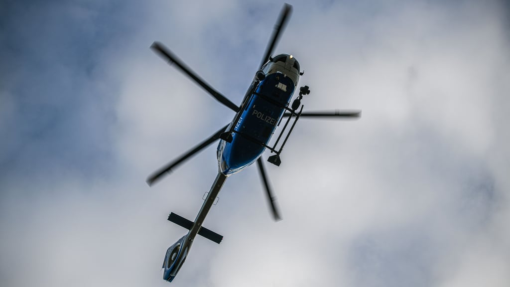 Nach einem Überfall auf einen Supermarkt in Magdeburg suchte die Polizei mit einem Hubschrauber nach dem Täter.