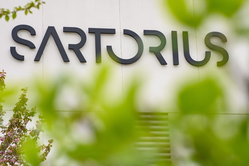 Der Schriftzug der Sartorius AG ist an einem Gebäude zu sehen.