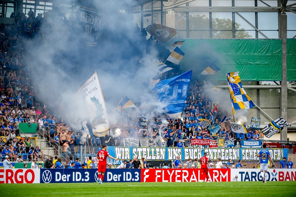 Pyrotechnik im Fanblock des FC Carl Zeiss Jena.