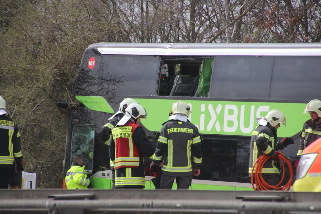 Zu einem Busunglück mit einem Flixbus auf der A9 ist es kurz vor der Landesgrenze zu Sachsen-Anhalt in Sachsen gekommen. Es gab mehrere Tote.
