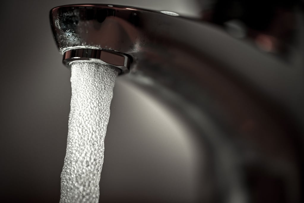 Wasser läuft aus einem Wasserhahn.