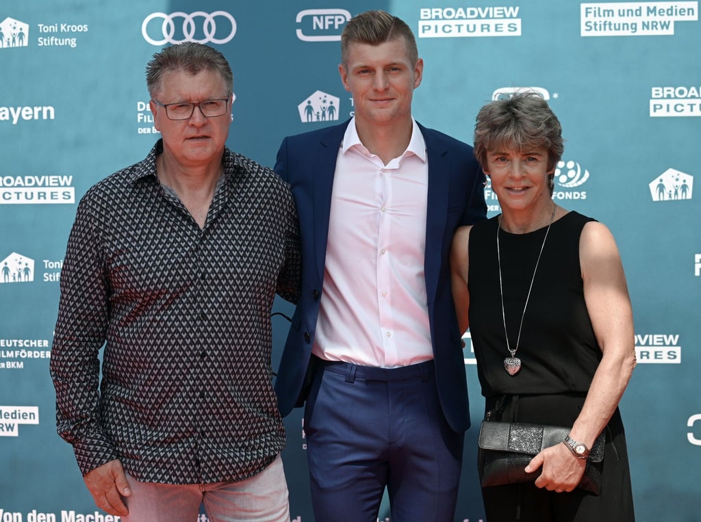Fußballer Toni Kroos steht zwischen seinen Eltern Roland (l) und Birgit. Vater Kroos freut sich über das gelungene Comeback seines Sohn in der DFB-Elf.