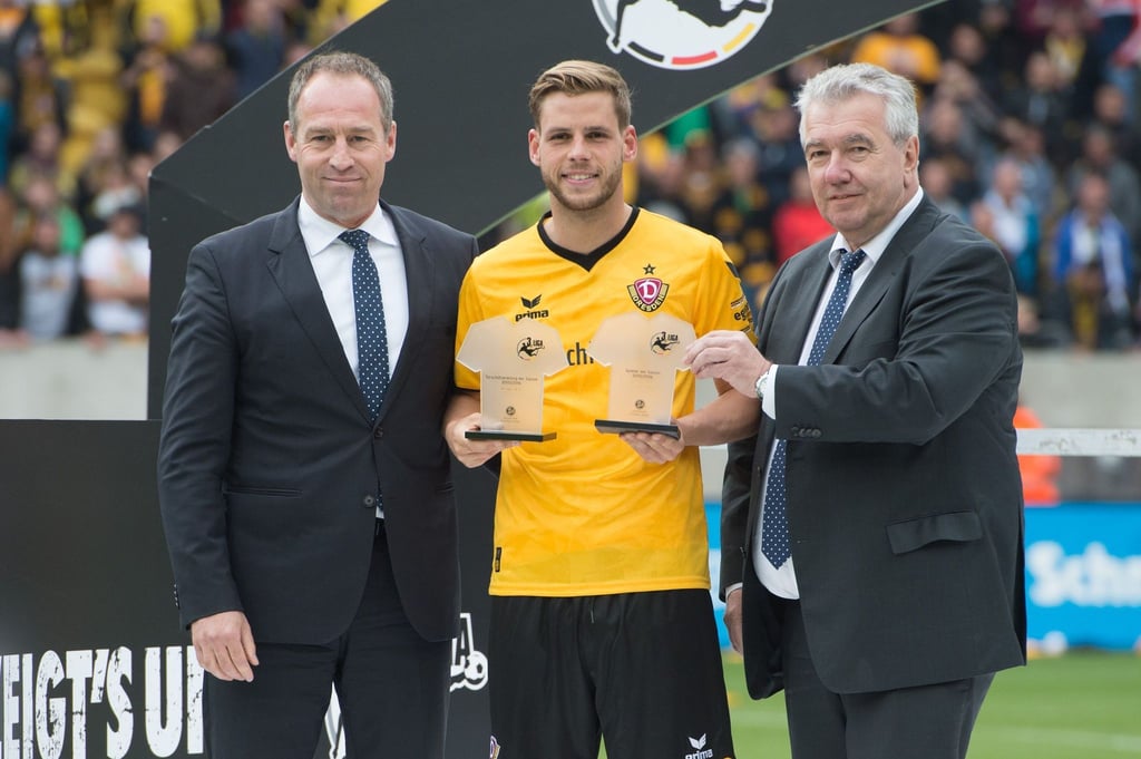 Dynamos Justin Eilers (M) posiert mit seinen Auszeichnungen zum Spieler und Torschützenkönig der Saison 2015/2016 in der 3. Liga mit DFB-Direktor Ulf Schott (l) und Peter Frymuth, Vizepräsident Spielbetrieb und Fußballentwicklung.