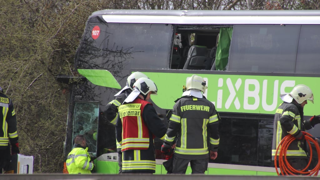 Zu einem Busunglück mit einem Flixbus auf der A9 ist es kurz vor der Landesgrenze zu Sachsen-Anhalt in Sachsen gekommen. Es gab mehrere Tote. 
